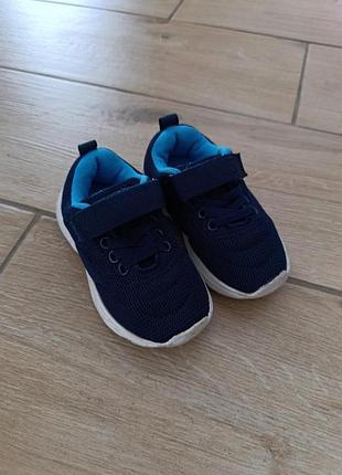 Легенькі кросівки на піні primark розмір 23