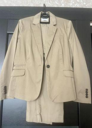 Жіночий брючний костюм