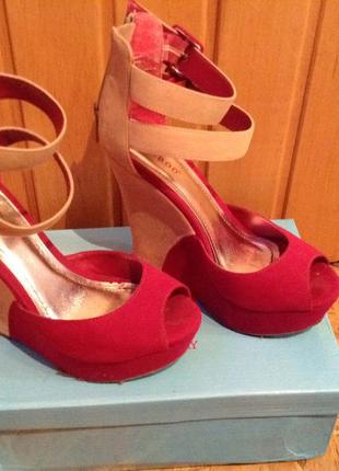 Босоножки на танкетке