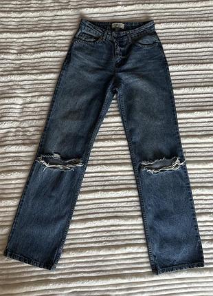 Прямі джинси з рваними колінами