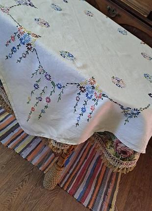 Скатерть лен вышивка не полностью.  новая. 104×104.