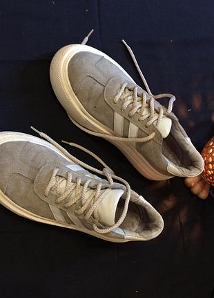 Женские бежевые замшевые кроссовки на толстой подошве петли