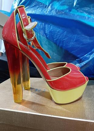 Босоножки на каблуке