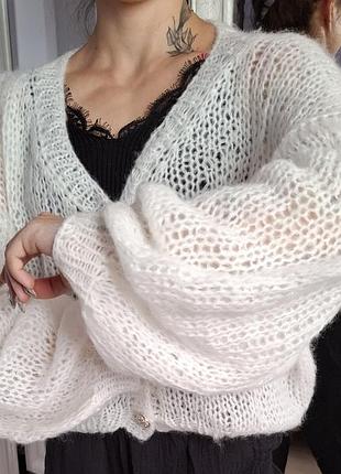 Мохерная белоснежная кофточка на пуговицах