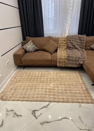 Бежевый ковер 120-180см. искусственный кроличий мех высокого качества. прорезиненный.