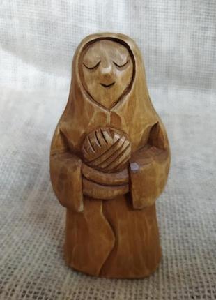 Богиня макошь. дерев'яна статуетка ручної роботи. різьблення по дереву.