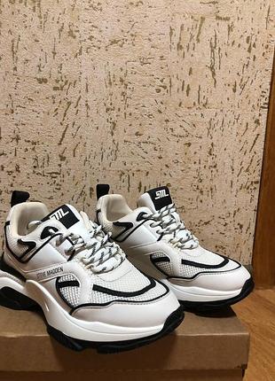 Кроссовки женские