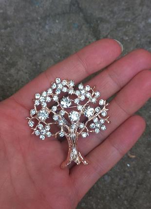 Красива брошка з каменями дерево
