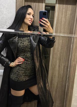 Плащ із пітону