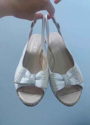 Білі босоніжки на платформі з милим бантиком