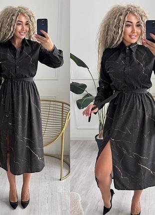 Платье-рубашка миди длины с боковым разрезом.