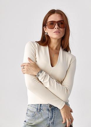 Трикотажний пуловер із глибоким вирізом