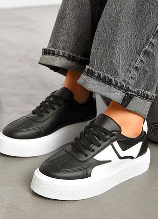 Кроссовки женские черно-белого цвета на шнуровке