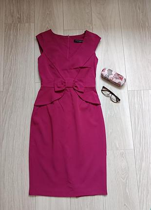Яркое платье цвета фуксия