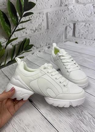Кросівки жіночі білі