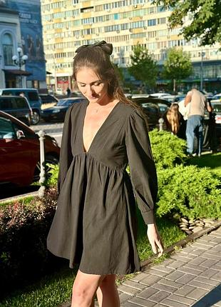 Чорна коротка сукня