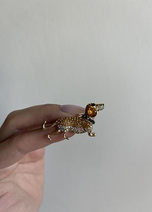Металева брошка “блискучий такса” — собачка з кристалами