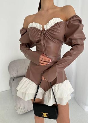 Стильна сукня з еко шкіри з білими вставками з відкритими плечима 🔥