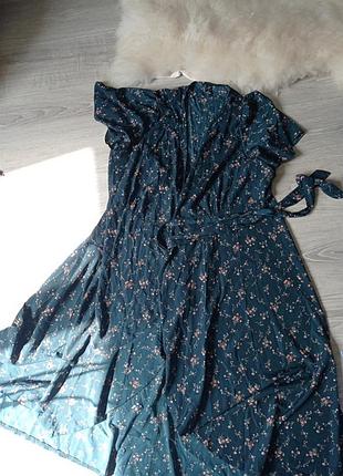 Платье на запах с рюшами зеленая цветами