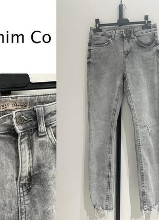 Светло-серые джинсы с потертостями