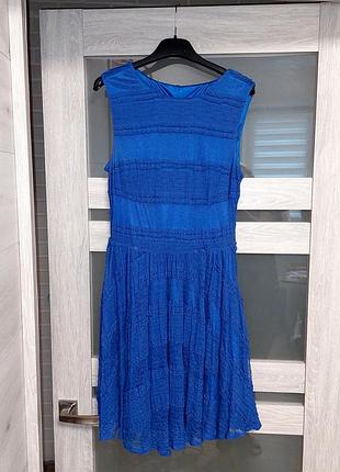 Удобное гипюрово-трикотажное платье красивого цвета индиго