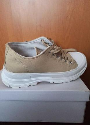 Кросівки жіночі