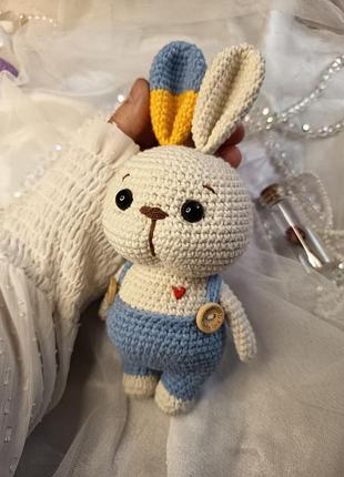 Вязаный заяц украинский подарок ручной работы