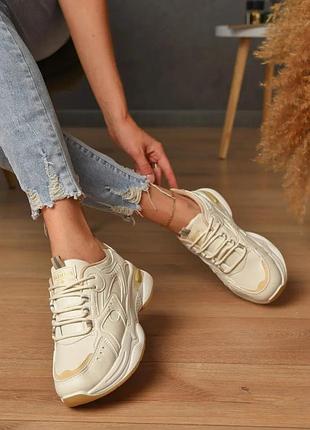 Кроссовки женские молочного цвета на шнуровке