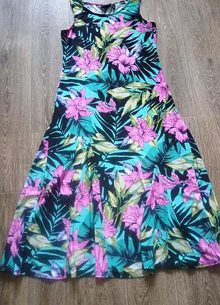 Яркое красивое платье приятное к телу. хорошего качества
