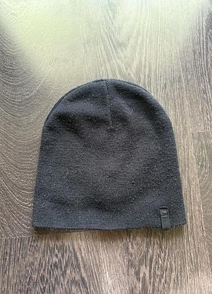 Чорна базова шапка-біні