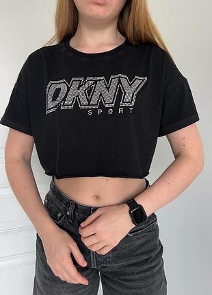 Укорочена футболка dkny зі стразами