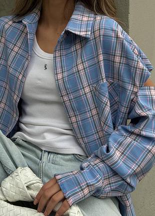 Жіноча сорочка в клітинку з ефектом відірваних рукавів