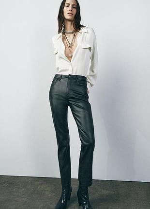 Брюки bootcut cropped из искусственной кожи с высокой посадкой zara