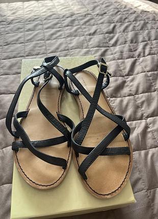 Шкіряні сандалі