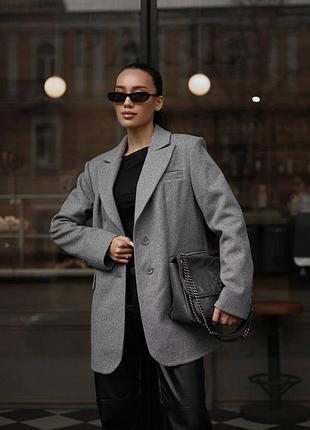 Пальто-жакет свободного кроя стильный и универсальный фасон с отложным воротничком позволяет