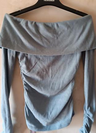 Лонг с открытыми плечами.