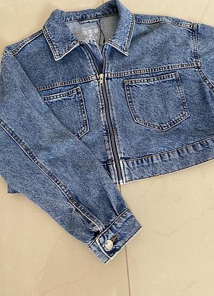 Коротка джинсова куртка