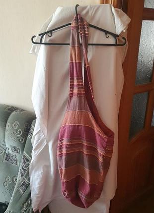 Торба сумка на длинной ручке широкой из ткани 50см,35см шириной,40см высотой, на замочке молнии,очень удобная и стильная,у бордовых тонах на подкладке