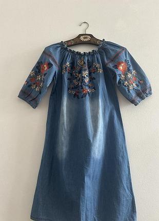 Платье с вышивкой