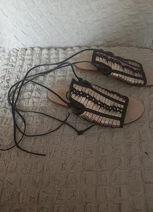 Шикарные трендовые   босоножки  гладиаторы из плетеной натуральной кожи золотисто- черного цвета, 5/38.