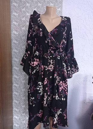 Красивое платье в цветочный принт.