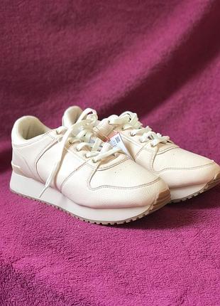 Нові кросівки жіночі