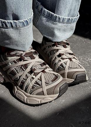 Кроссовки на массивной подошве