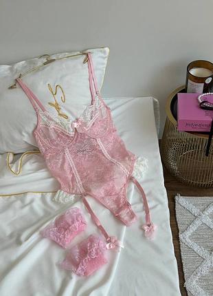 Рожевий мереживний боді з панчохами в комплекті