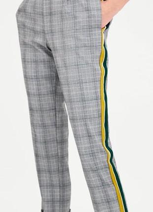 Жіночі штани zara у клітинку, вузького крою, з ретро- відворотом і боковою смужкою, розмір s ( гарно сідають і на м)