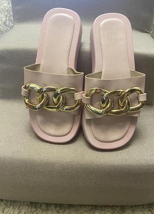 Жіночі шльопанці