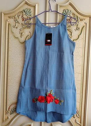 Платье с оригинальным цветочным декором