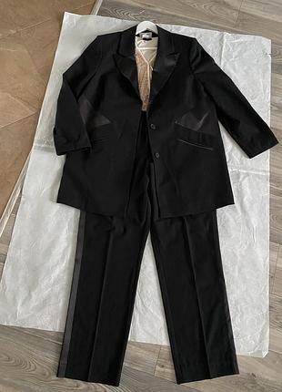 Брючний костюм з подовженим піджаком та атласними вставками