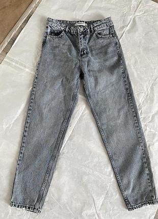 Джинси в стилі мом