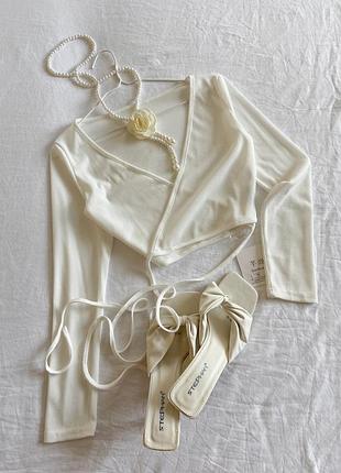 Белый кроп-топ в рубчик с завязками на талии